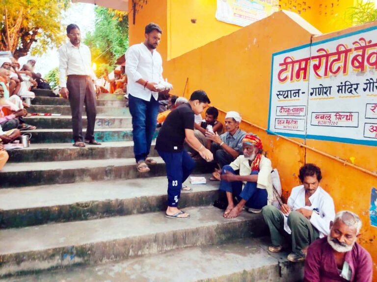 कृष्णपाल सिंह के जन्मदिन पर रोटी बैंक के सहयोग से भोजन वितरण