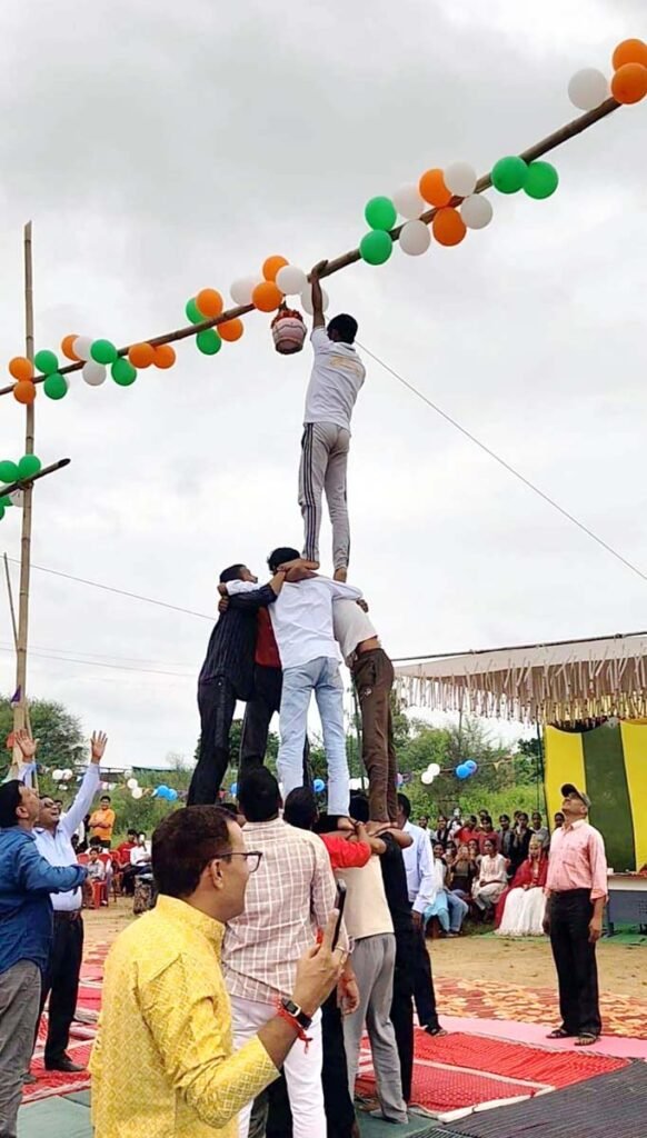 शा. महाविद्यालय आलमपुर में मटकी फोड़ प्रतियोगिता आयोजित