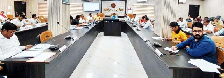 समय सीमा बैठक में कलेक्टर ने की सीएम हेल्पलाइन शिकायतों सहित लंबित प्रकरणों की समीक्ष