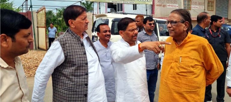 पूर्व मंत्री गुप्ता ने किया भाजपा के निर्माणाधीन कार्यालय का निरीक्षण