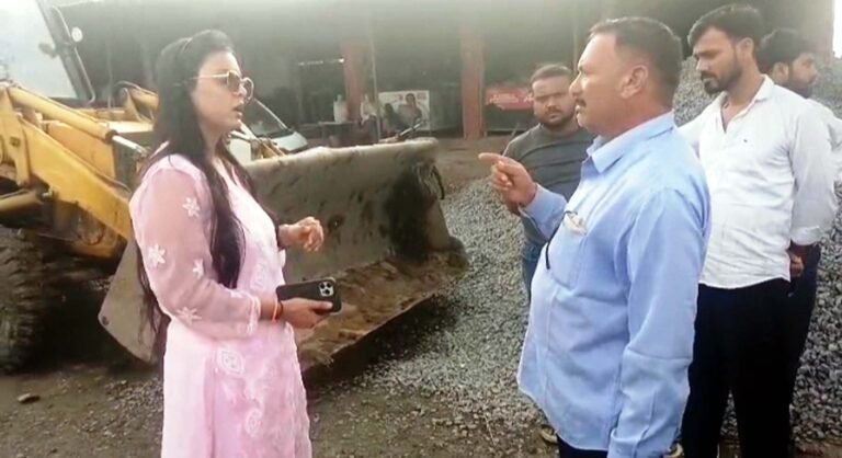 नालों पर सफाई मे रुकावट बन रहें अतिक्रमण कारियों पर चला बुल्डोजर