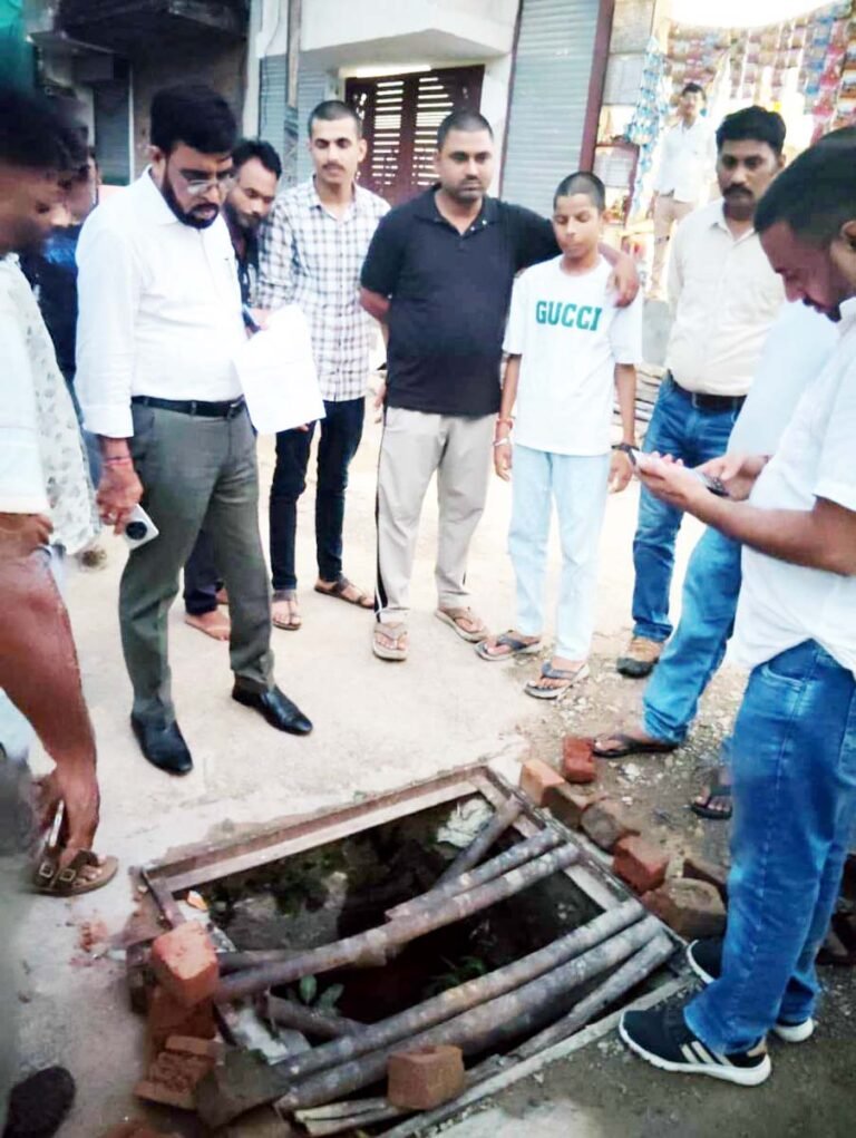 सड़कों पर मिला अतिक्रमण, सीवर की समस्याएं देख भड़के सीएमओ