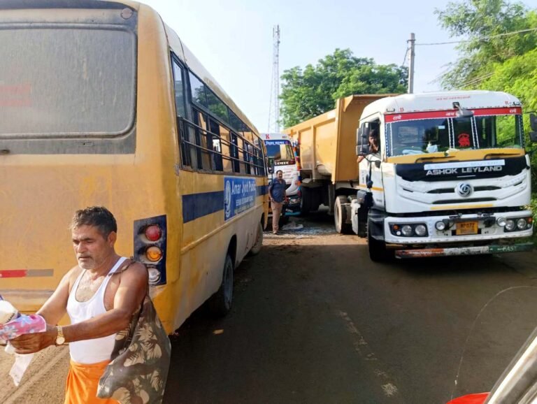 स्कूल बस और डंपर की भिड़न्त में आधा दर्जन बच्चे घायल
