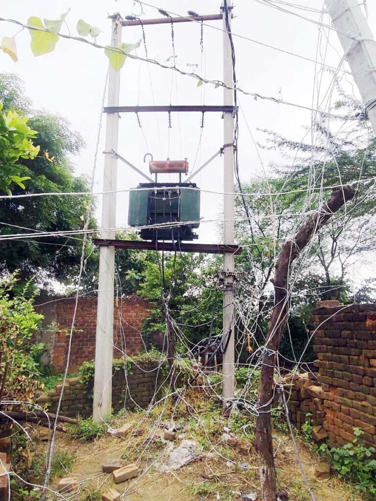 ट्रांसफार्मर से मकड़ी के जाल की तरह ग्रामीणों ने घरों तक गए बिजली के तार