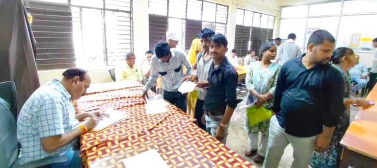 जिला मुख्यालय पर अपर कलेक्टर ने की जनसुनवाई , 65 आवेदकों के प्रकरणों की हुई सुनवाई