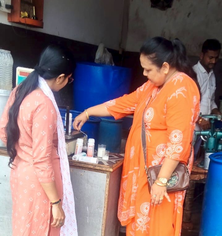 जिले में दूध और दूध से बने पदार्थों की रैपिड किट से स्पॉट चेकिंग, छात्राओं को किया जागरूक
