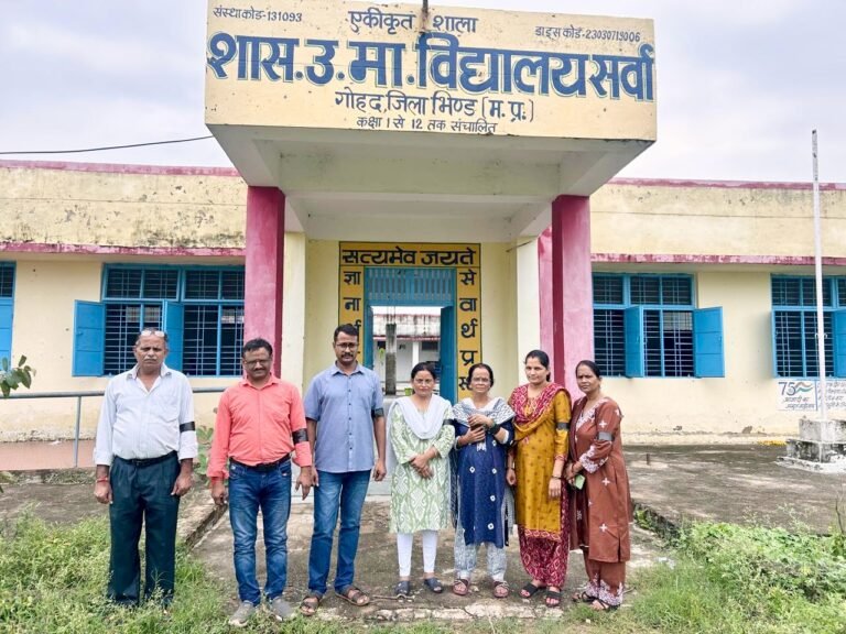 शिक्षक दिवस पर सर्वा स्कूल के शिक्षकों ने बांधी काली पट्टी